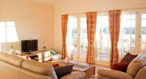 Akame - Palm Beach Accommodation 1