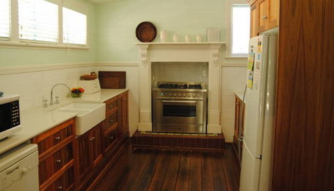 Allwood Cottage - Palm Beach Accommodation 2