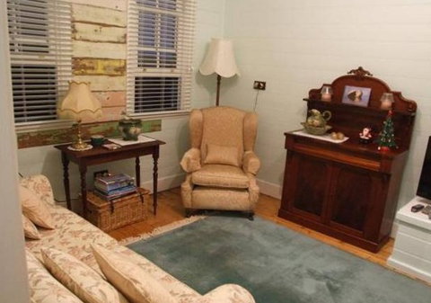 Allwood Cottage - Palm Beach Accommodation 3