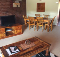 Cleveland Visitor Villas Motel  Shailer Park Garden Villas - Palm Beach Accommodation