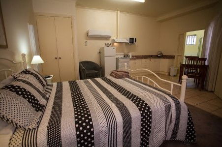 Millies Guesthouse & Serviced Apartments - Palm Beach Accommodation 5