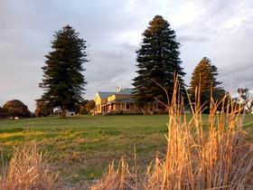 Campbell Park Cottage - Palm Beach Accommodation 0