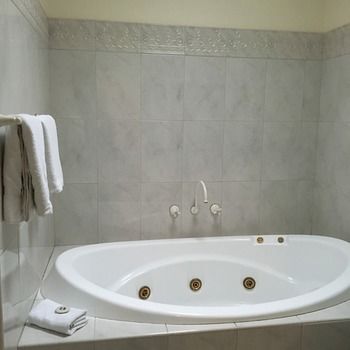 Eltham Gateway Hotel - Palm Beach Accommodation 16