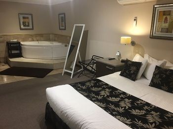 Eltham Gateway Hotel - Palm Beach Accommodation 52