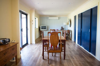 The Wattle Lodge - Palm Beach Accommodation 14