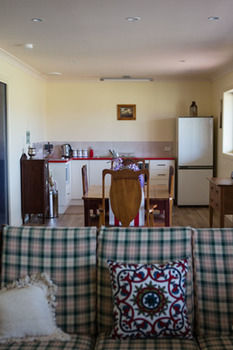The Wattle Lodge - Palm Beach Accommodation 16