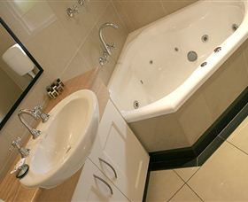 Graham Apartments - Palm Beach Accommodation 4