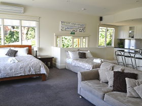 Belton House - Palm Beach Accommodation 0