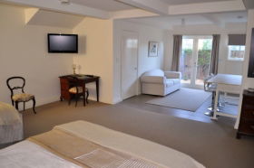 Belton House - Palm Beach Accommodation 3