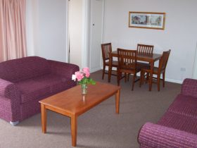 Hobart Apartments - Palm Beach Accommodation 2