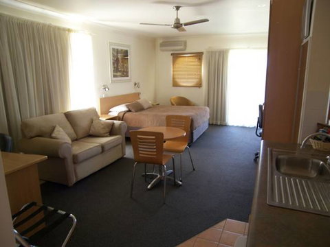 Aston Hill Motor Lodge - Palm Beach Accommodation 3