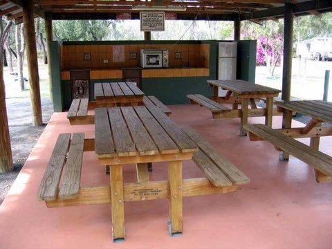 Emerald Cabin & Caravan Village - Palm Beach Accommodation 4