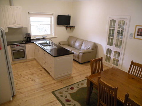 MacDonnell House (Naracoorte Cottages) - Palm Beach Accommodation 2