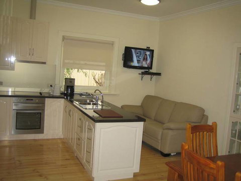 MacDonnell House (Naracoorte Cottages) - Palm Beach Accommodation 3