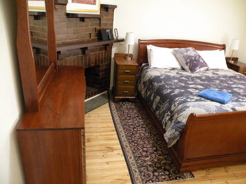 MacDonnell House (Naracoorte Cottages) - Palm Beach Accommodation 4