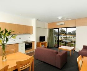 Assured Ascot Quays Apartment Hotel - Palm Beach Accommodation 2