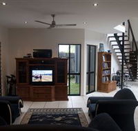 Dolphin Beach House - Palm Beach Accommodation