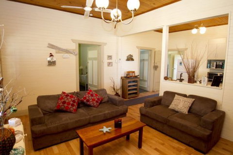 Anderl's Beach Cottage - Palm Beach Accommodation 2