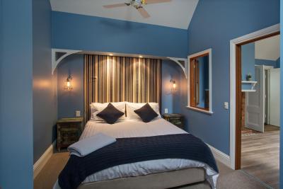 Oak Tree Lodge - Palm Beach Accommodation 0