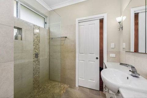 Fensom's Holiday Home - Palm Beach Accommodation 13