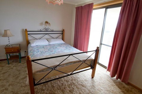 Fensom's Holiday Home - Palm Beach Accommodation 25