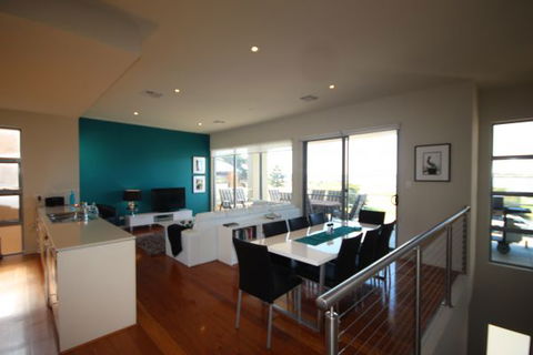 LJ Hooker Goolwa Holiday Rentals - 42 Underwood Avenue, Goolwa Beach - Palm Beach Accommodation 2