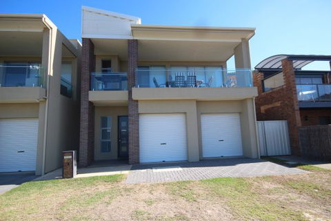 LJ Hooker Goolwa Holiday Rentals - 42 Underwood Avenue, Goolwa Beach - Palm Beach Accommodation 3