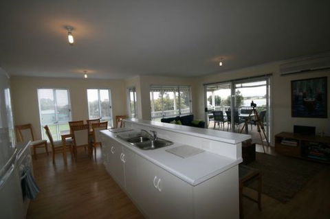 LJ Hooker Goolwa Holiday Rentals - 42 Underwood Avenue, Goolwa Beach - Palm Beach Accommodation 5