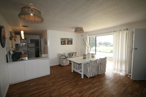 LJ Hooker Goolwa Holiday Rentals - 42 Underwood Avenue, Goolwa Beach - Palm Beach Accommodation 8