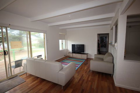 LJ Hooker Goolwa Holiday Rentals - 42 Underwood Avenue, Goolwa Beach - Palm Beach Accommodation 12