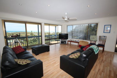 LJ Hooker Goolwa Holiday Rentals - 39 Bradford Road, Goolwa Beach - Palm Beach Accommodation 0
