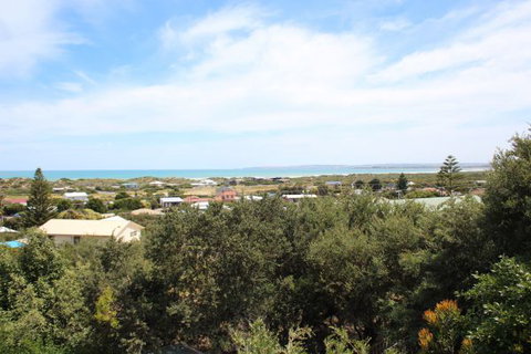LJ Hooker Goolwa Holiday Rentals - 39 Bradford Road, Goolwa Beach - Palm Beach Accommodation 2