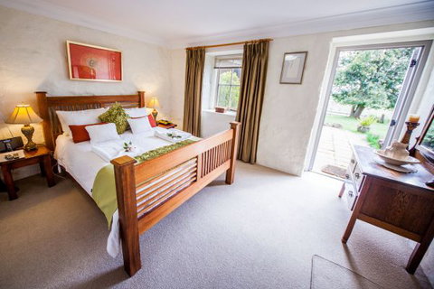 Sunnyside Cottage - Palm Beach Accommodation 3