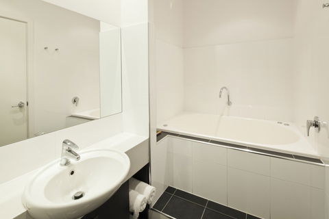 BEST WESTERN PLUS Ballarat Suites - Palm Beach Accommodation 4