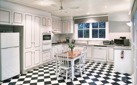 Fairbank House - Palm Beach Accommodation 4