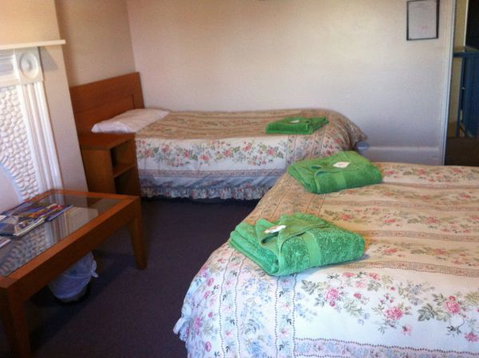 Victoria Hotel - Palm Beach Accommodation 3