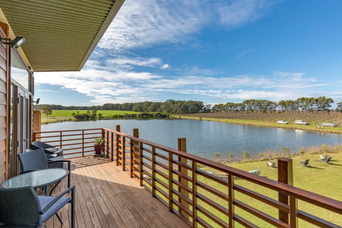 Bettenay's Lakeside Chalets And Luxury Spa Apartment - Palm Beach Accommodation 1
