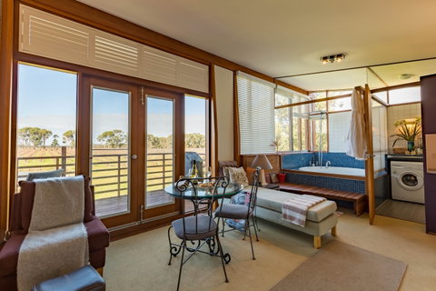 Bettenay's Lakeside Chalets And Luxury Spa Apartment - Palm Beach Accommodation 2