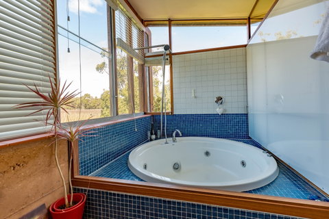 Bettenay's Lakeside Chalets And Luxury Spa Apartment - Palm Beach Accommodation 3