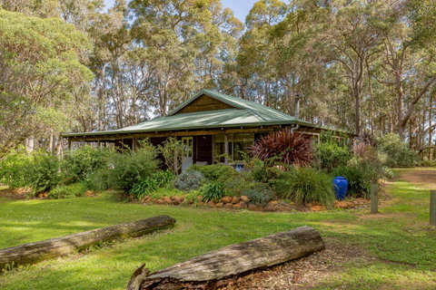 Bettenay's Lakeside Chalets And Luxury Spa Apartment - Palm Beach Accommodation 4