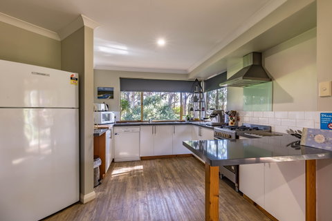 Bettenay's Lakeside Chalets And Luxury Spa Apartment - Palm Beach Accommodation 5