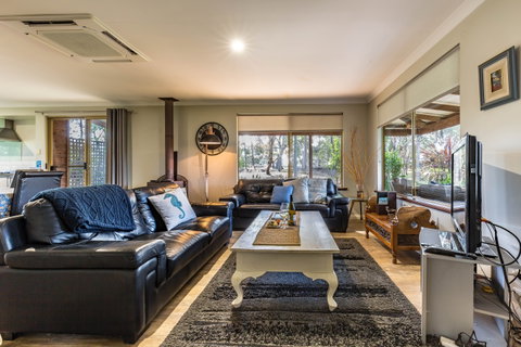 Bettenay's Lakeside Chalets And Luxury Spa Apartment - Palm Beach Accommodation 6