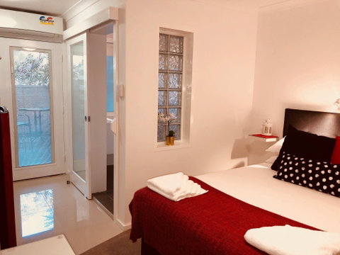 Canberra Short Term And Holiday Accommodation - Palm Beach Accommodation 0
