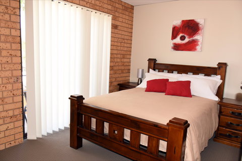 Central Wagga Apartments: Salmon Apartment - Palm Beach Accommodation 0