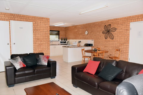 Central Wagga Apartments: Salmon Apartment - Palm Beach Accommodation 1