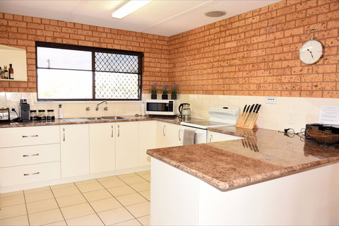 Central Wagga Apartments: Salmon Apartment - Palm Beach Accommodation 2