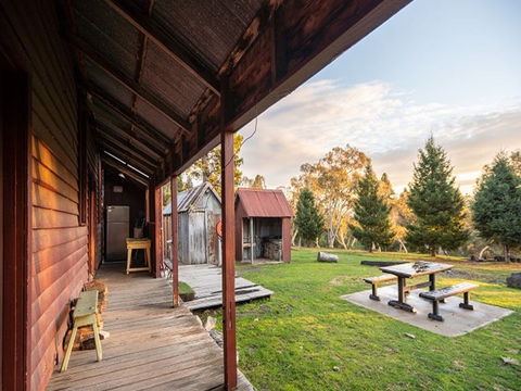 The Pines Cottage - Palm Beach Accommodation 2