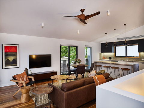 Art House Townhouses - Palm Beach Accommodation 2