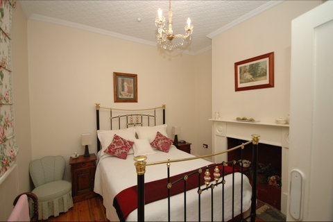 Clare Valley Heritage Retreat - Wishing Well Cottage - Palm Beach Accommodation 2