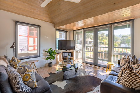 Dlux + Escape @ Lorne - Palm Beach Accommodation 0